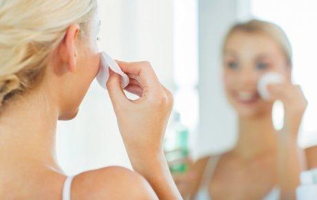 Kvinde bruger vatrondel som en af de anvendte måder at åbne porer på