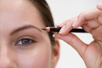 Kvinde bruger sort eyeliner