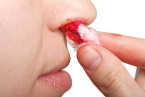 Vat i næsen for at stoppe næseblod