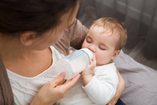 baby og sutteflaske