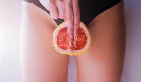 Appelsin foran kvindes underliv symboliserer klitoris
