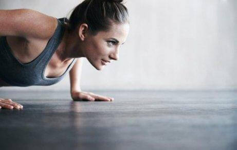 En kvinde laver armbøjninger