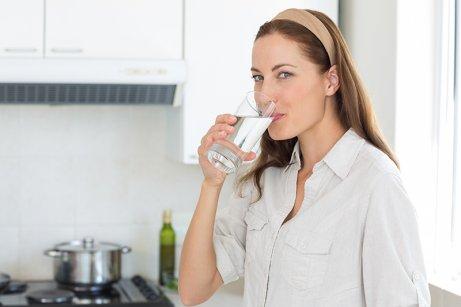 En kvinde drikker vand