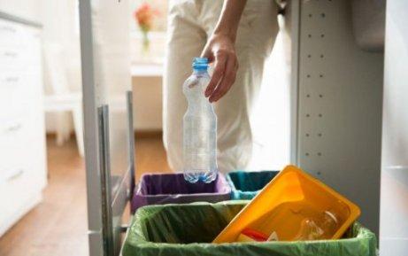 En mand smider en flaske ud