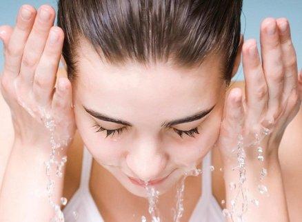 En kvinde vasker ansigtet