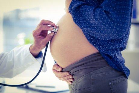 Gravid kvinde tjekkes for svangerskabsforgiftning