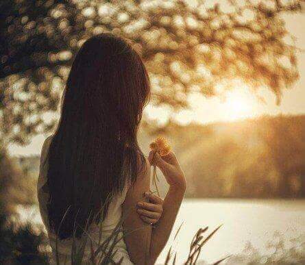 en kvinde ved en skovsø