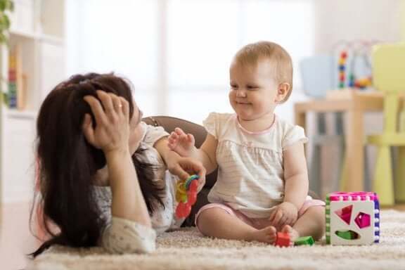 Mor leger med baby på gulv
