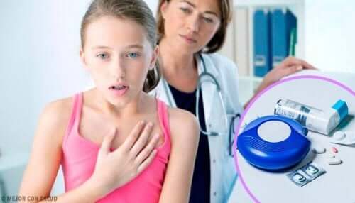 Pige med astma tjekkes af læge