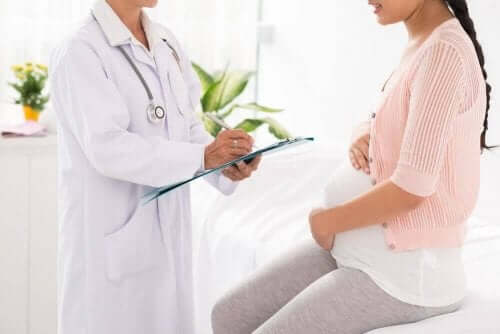 Gravid kvinde taler med læge om at pleje kejsersnit