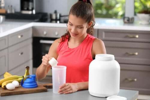 Kvinde blander proteindrikke