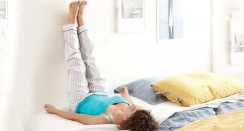 En kvinde med fødderne op