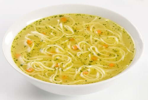 Det er nemt at lave nudelsuppe som denne gule version
