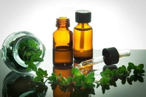 Frisk oregano og æterisk olie er eksempler på naturlige midler mod nervøsitet