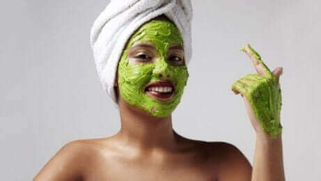 Kvinde med avocado på ansigtet