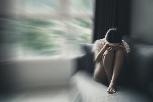 En kvinde sidder på sofaen, verden snurer rundt, for hun lider af skizofreniform lidelse