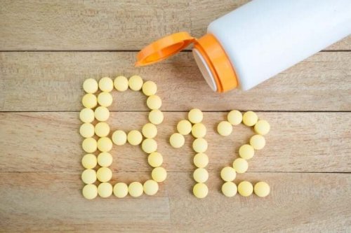 Vitaminpiller danner teksten "B12"