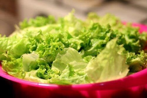 En skål med grøn salat