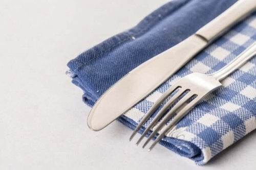 Kniv og gaffel på et viskestykke