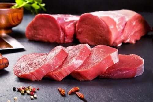 Kød på køkkenbord, selvom mange vælger en kost uden at spise kød