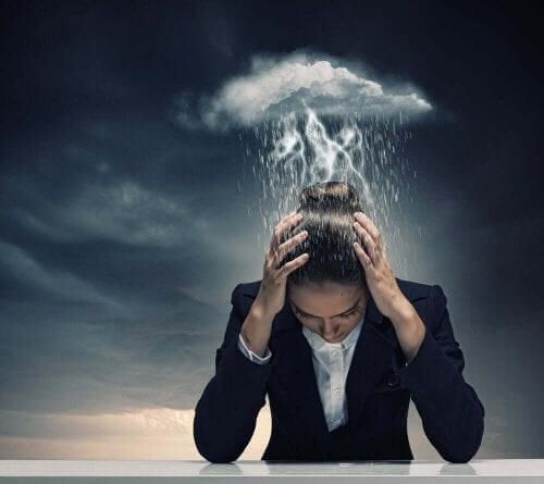 Kvinde døjer med kraftig hovedpine, som illustreres som tordensky