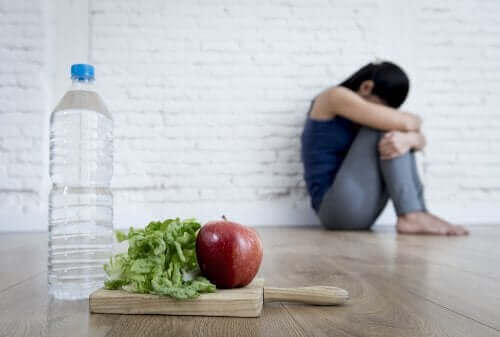 Trist kvinde nægter at spise salat og drikke vand