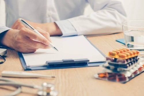 Læge gør infusionspumpen klar til patienten