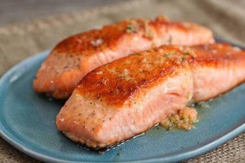 Fed fisk såsom laks, sardin eller tun er anbefalede fødevarer til en kost for sunde led