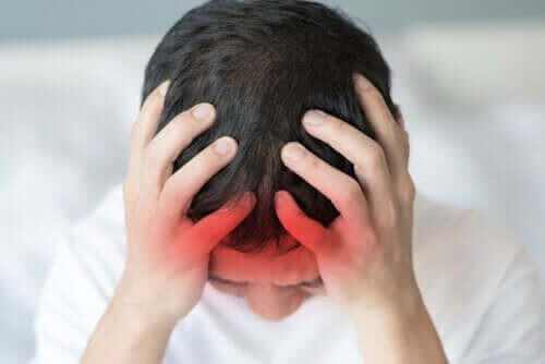 Årsager til migræne samt symptomer og behandling