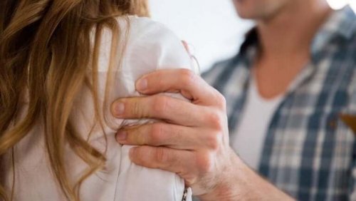 Mand tager fat i kvinde i et følelsesmæssigt voldeligt forhold