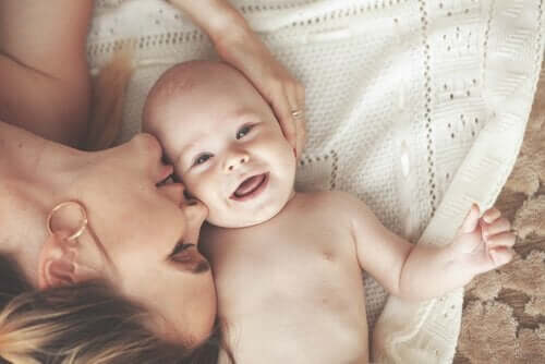 Mor kysser smilende baby
