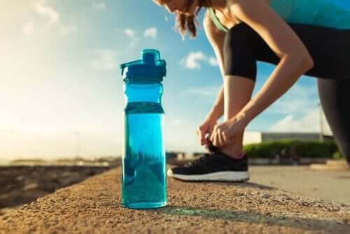 Kvinde med løbesko og vandflaske