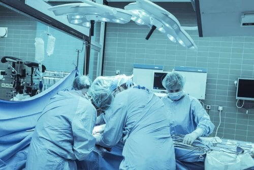 Kirurger opererer en patient