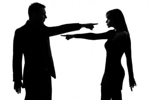 Par peger fingre af hinanden i følelsesmæssigt voldeligt forhold