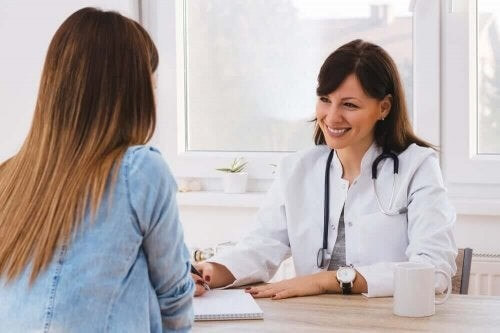 Læge rådgiver sin patient