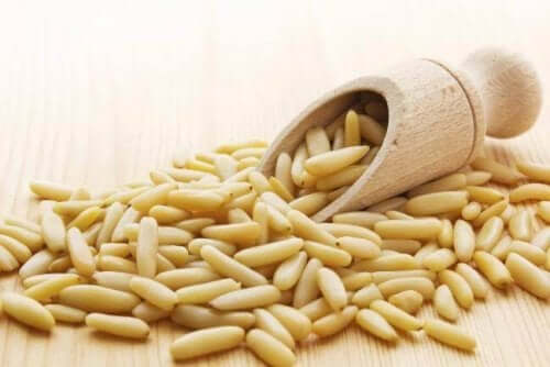 Pinjekerner symboliserer fordelene ved nødder i ens kost