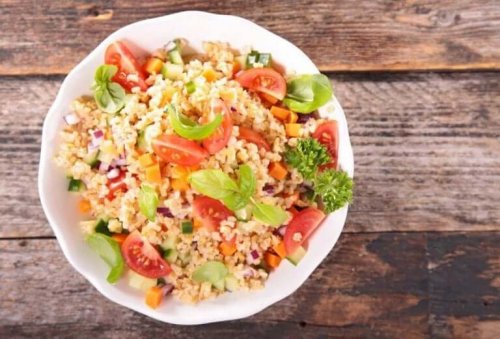Salat med bulgur er godt til en vegetarisk kost