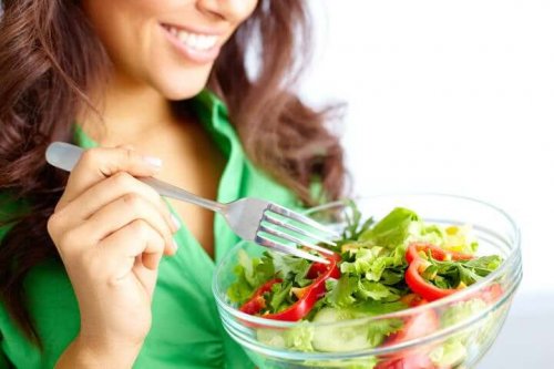 Kvinde, der spiser salat