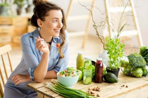 Silende kvinde i køkken fyldt med grøntsager