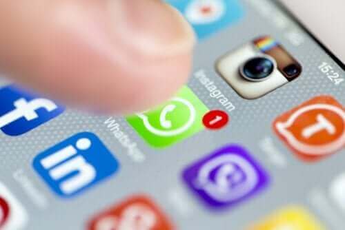 Finger klikker på sociale medier