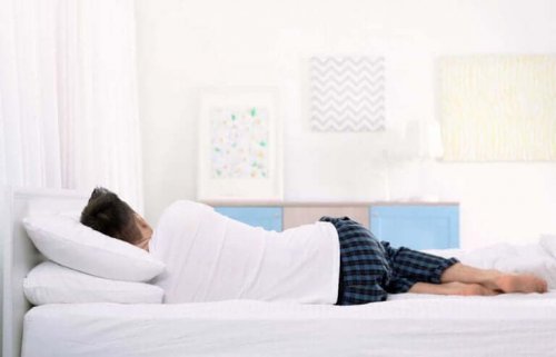 Mand sover på siden på anbefalet madras