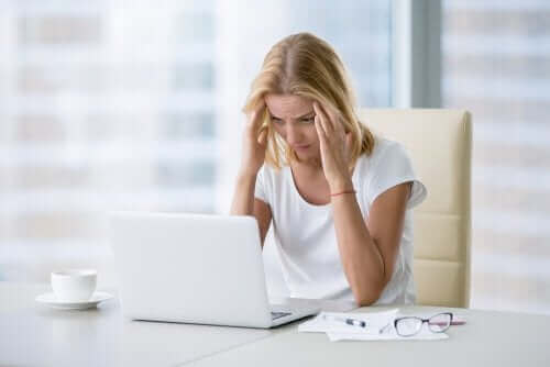 Stresset kvinde oplever, at overarbejde er en af de vigtigste risikofaktorer for depression