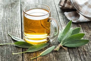 Te med salvie, rosmarin og brændenælde er et af de naturlige midler mod allergi