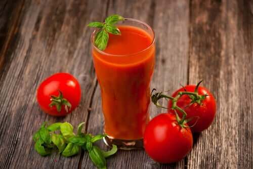 Tomatjuice er et eksempel på naturlige midler mod varmeudmattelse