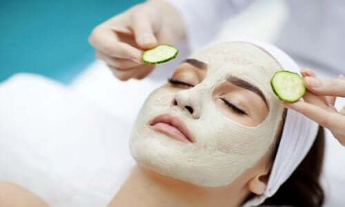 Agurk er meget udbredt i skønhedsbehandlinger. Dette skyldes, at dens skræl indeholder meget C-vitamin og koffeinsyre