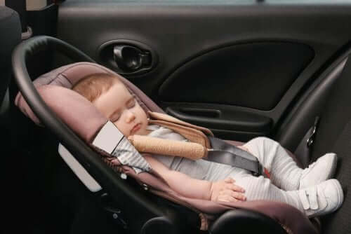 En baby er ved at sove i en autostol