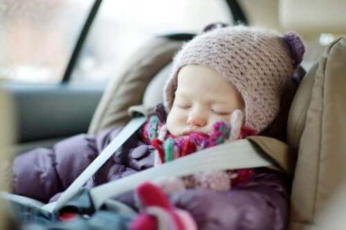 En baby, der er ved at sove i en autostol