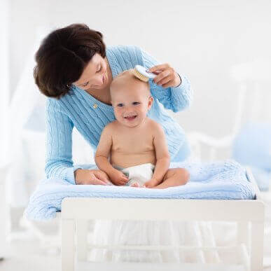Fem tips til at pleje en babys hår