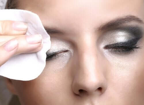 At fjerne makeup er det vigtigste trin i en hudplejerutine om aftenen