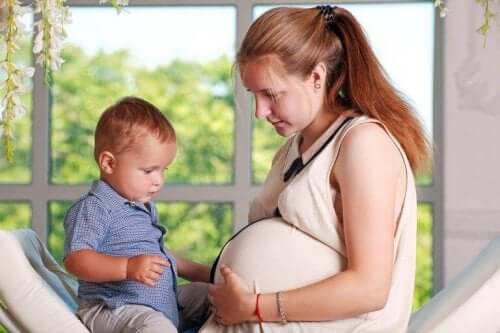 Mor oplever forskelle på første og anden graviditet